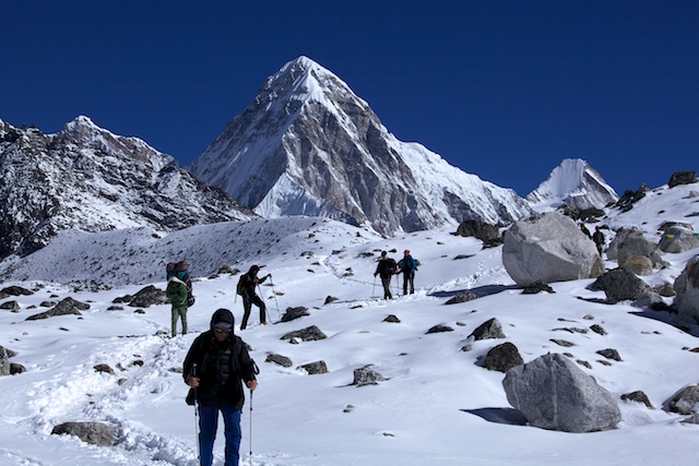 Diese beiden Gipfel, der 7161 m Pumo Ri und der 6714 m hohe Lingtren sind zwei sehr begehrenswerte Gipfel im Khumbutal. Ihr Anblick ist die Reise hier her schon wert. 