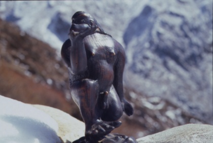 Der Yeti aus einem Yak-Knochen geschnitzt, so wie ihn ein alter Sherpa aus einer Begegnung in Erinnerung hatte.